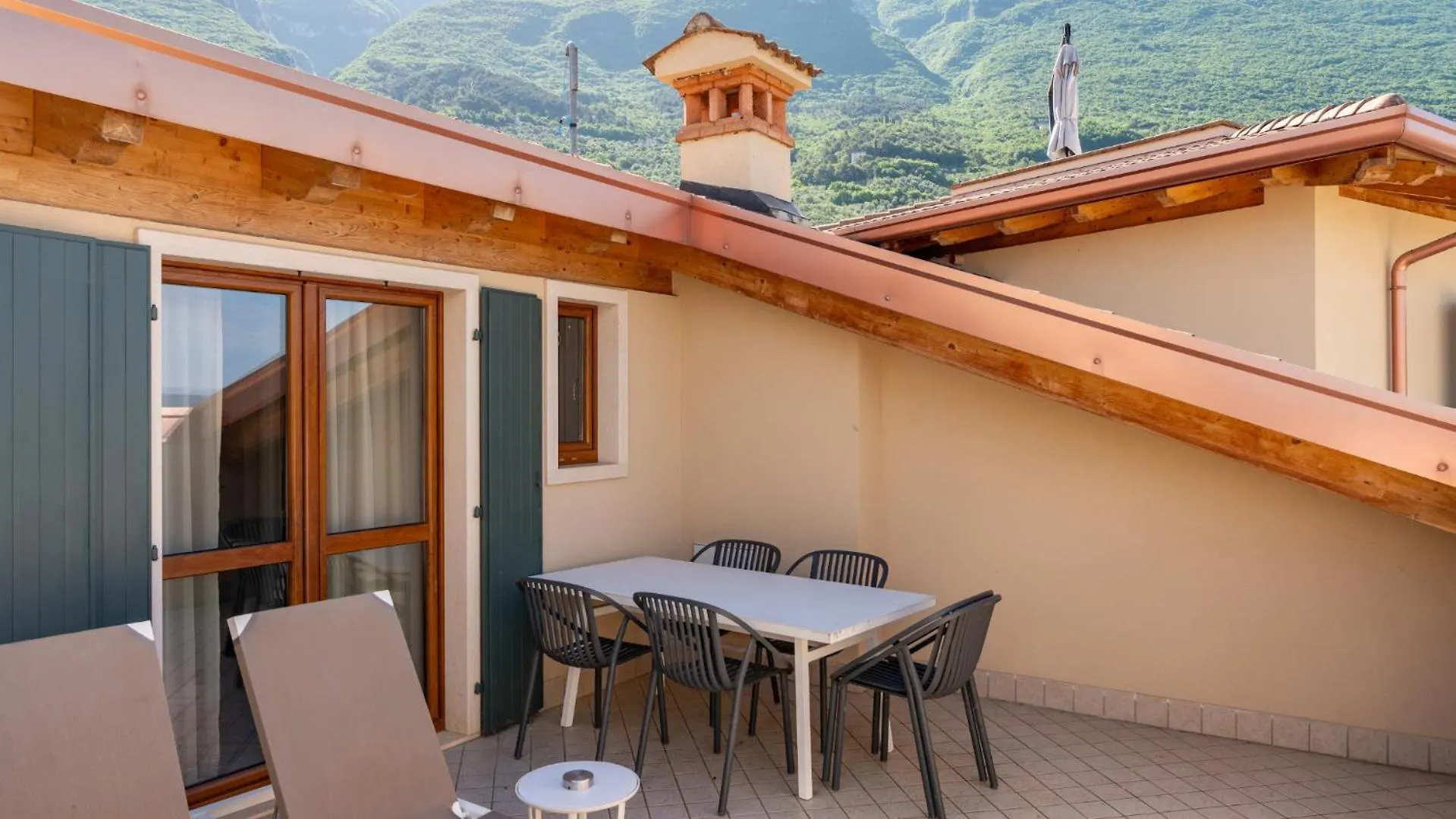アパートホテル June Stay Lake Garda ブレンゾーネ