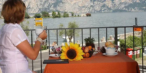 *** アパートホテル June Stay Lake Garda ブレンゾーネ イタリア