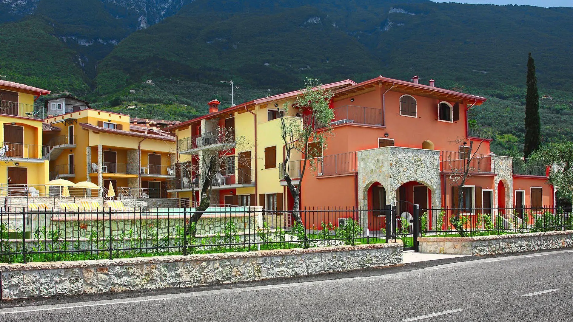 June Stay Lake Garda ブレンゾーネ 3*,