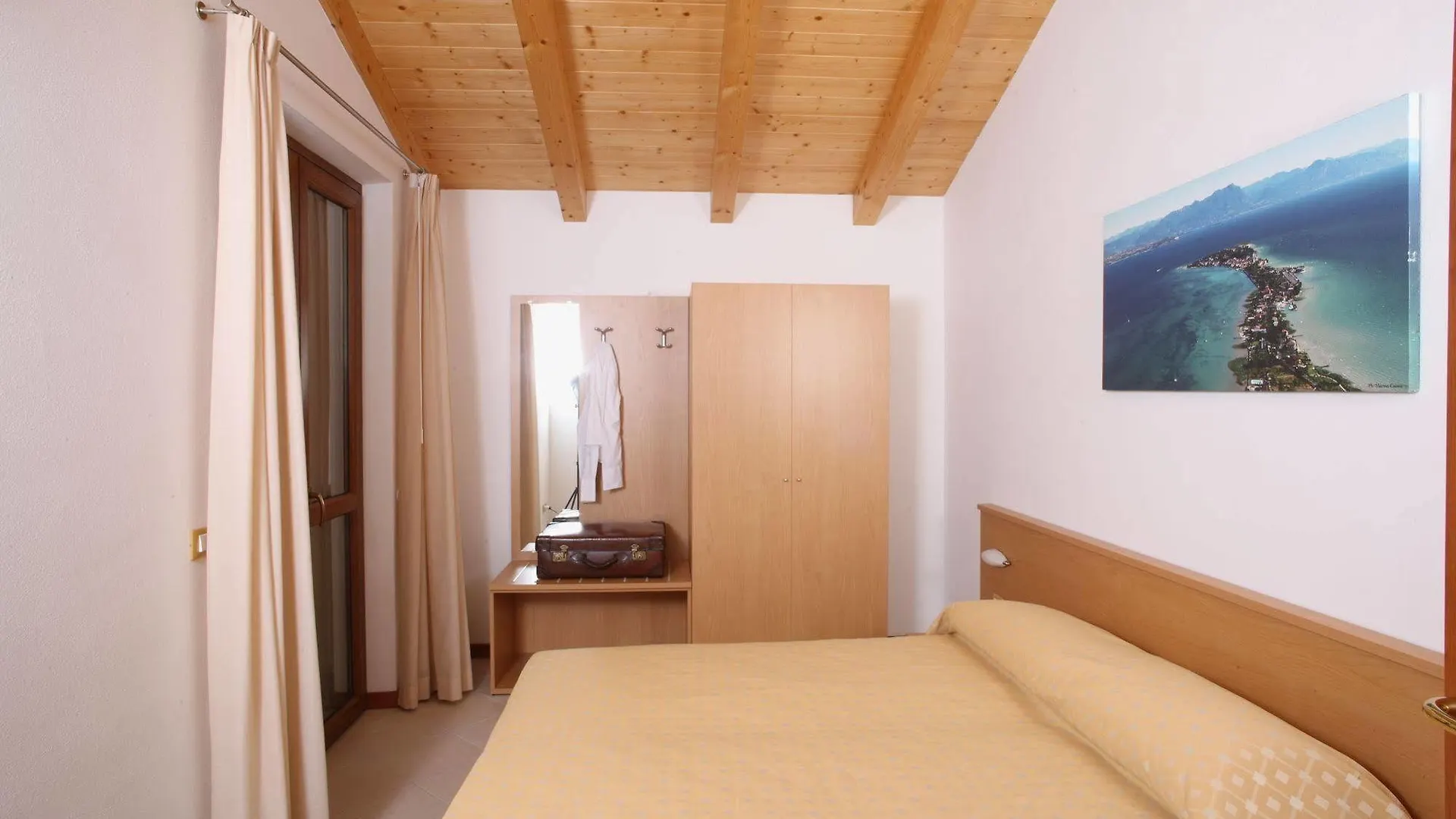 June Stay Lake Garda ブレンゾーネ 3*,  イタリア