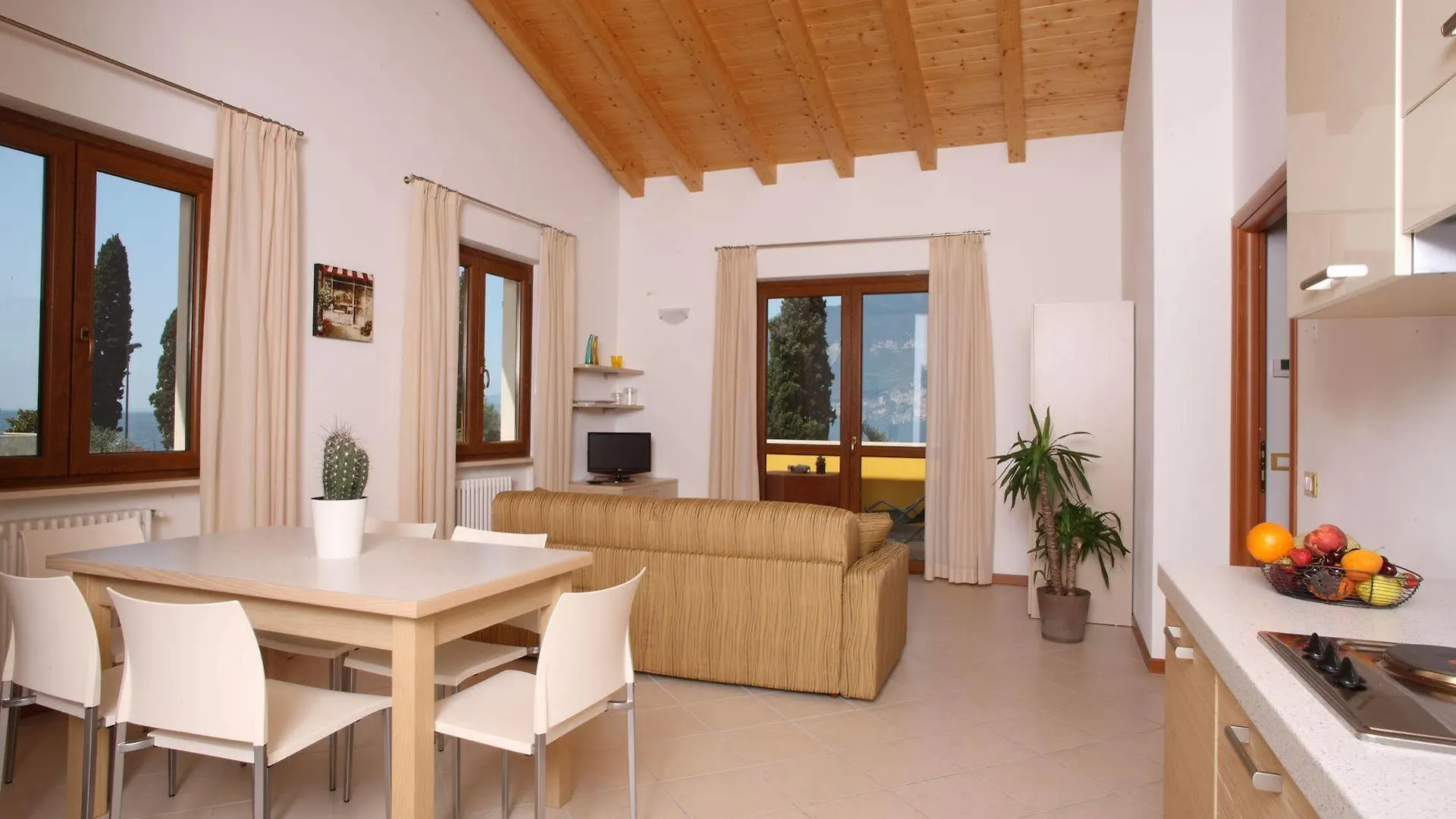 برنزوني سول جاردا June Stay Lake Garda إيطاليا