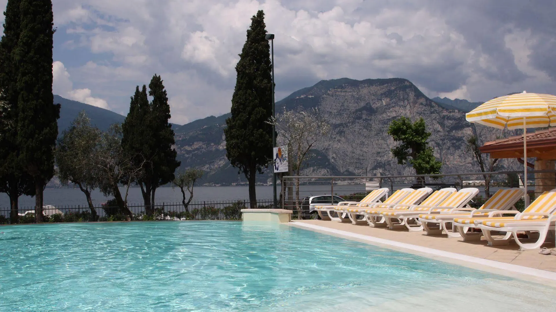 *** アパートホテル June Stay Lake Garda ブレンゾーネ イタリア