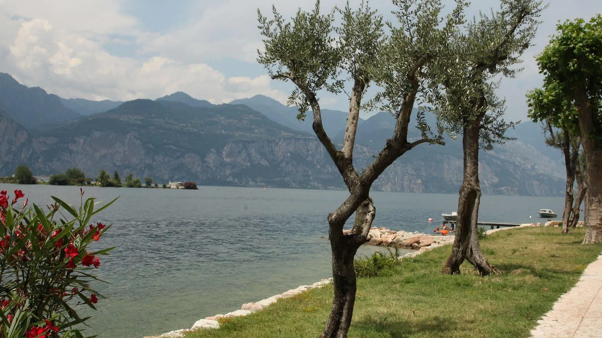June Stay Lake Garda ブレンゾーネ アパートホテル